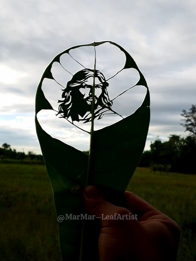 Hand-Carved Leaf Art: Faith Depicted on a Single Leaf 🍃