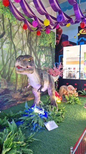 Robot dino dikira hantu