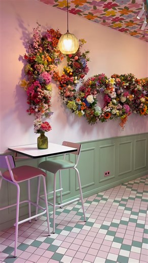 Découvrez l’Hôtel La Petite Rosa ! 🌸 Ce lieu coloré est situé en plein cœur du 12ᵉ arrondissement de Paris. Vous pourrez y retrouver nos chaises Suzie ainsi que plusieurs types de tables : des tables en plastique recyclé, nos tables rondes Léon, sans oublier la table rabattable. Un assortiment de couleurs qui rend ce lieu unique ! ✨ Merci à La Petite Rosa Hotel Paris pour ce joli projet. Architecte : Justine Guillermou | LES GAMBETTES