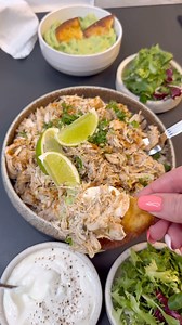 Mexi pulled chicken🇲🇽🌯🌮 Krydret kylling bagt ved lav temperatur til det er ultra mørt og juicy🤤 Hvad er din favorit opskrift med kylling? Kommenter nedenfor😍 Jeg elsker pulled chicken, og denne variant med mexi noter er bare mega lækker🔥 Perfekt i pita og wraps, i tacos, tostadas eller som fyld i en bagt kartoffel🥔 Server den med sprøde salater🥗, salsa, guacamole🥑 og creme fraiche 🤍 Min opskrift linker jeg til på min profil💛 #mexi #pulledchicken #chicken #kylling #braisedchicken #tos