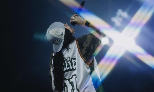 ビリー・アイリッシュ、2025年来日公演ライブレポ：360度のステージで魅せたことと語ったこと