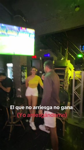 Arriesgando y Bailando con Guaro: Un Clip Divertido