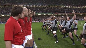 【一触即発の緊張感！】 フランスで開催されたラグビーワールドカップ2007🇫🇷 準々決勝で披露されたニュージーランド代表のハカ。真正面から受けて立つのは開催国フランス代表です。 顔を突き合わせるほどまで距離を縮める選手たち。この試合にかける両チームの意気込みが伝わってきます。 最終的には戦前の下馬評を覆し、フランス代表が20-18で勝利しました。 本日11月3日（土）、いよいよ日本代表がこのハカと対峙します。 ※現在は、ハカの際はお互い自陣の10mラインを超えてはならないという既定となっています。 #RWC2019 | ラグビーワールドカップ