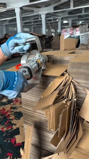 Separating Stacks of Paper with a Guillotine Cutter | Fast and Precise Paper Cutting
