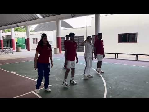 Ejercicios y evoluciones en formación de escolta.