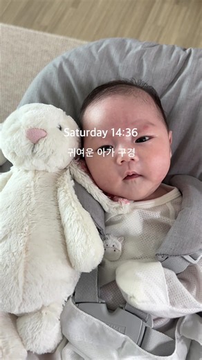 주말부부 남편의 토요일 육아 일상 이번 주는 출산휴가를 안쓰고 주말부부 육아의 맛을 봤어요 평일에는 고생하는 아내에게 어찌나 미안하던지.. 일을 하면서도 자꾸 신경이 쓰이더라구요🥲 그래도 이번 주에 아내님은 거의 10개월 만에 친구들과 걸스나잇을 하러 갔답니다 살짝 얼큰하게 취해오신 걸 보니 마음이 뿌듯하더군요..😁😁 아직 10일 남은 출산휴가를 기다리며.. 월요일 첫 기차로 출근하러 갑니다!! 🫵 오늘의 김씨 Pick - [선양] 오크쏘맥 👍 - [매직캔] 히포2 오토실링 휴지통 ✅ 프로필 링크 → 직접 만들고 사용한 정보들 - [링크] 영상에 나오는 추천 육아템 모음 - [블로그] 임신 필수 정보 모음 포스팅 - [엑셀] 출산, 육아 준비물 리스트 - [노션] 임신 주 차별 체크리스트 - [노션] 출산가방 체크리스트 - [노션] 출산 후 할 일 체크리스트
