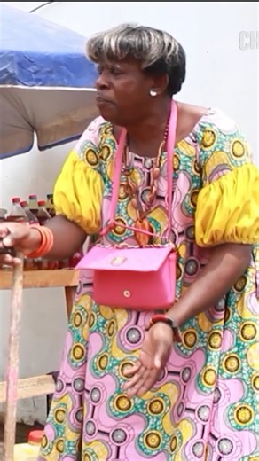 Au call box de Big Mami, tout peut arriver… 📞🔥 Ce jour-là, un client mystérieux, soupçonné d’être un sorcier, tente de l’intimider 😱🧿 Mais Big Mami, forte et courageuse, refuse de se laisser faire 💪✨ Entre tension, courage et détermination, cette scène va te tenir en haleine jusqu’à la fin 😮 👉 Regarde jusqu’au bout et dis-nous : Big Mami a-t-elle bien réagi ? ❤️ Like 💬 Commente 🔁 Partage le Reel #BigMami #CallBox #HistoireAfricaine #Suspense #Courage #ReelFacebook #SceneChoc #Afrique #H