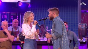 921K views · 19K reactions | 'Toen Ik Je Zag' bij The Streamers. Dit blijft één van de mooiste Nederlandstalige liedjes ooit. ❤️ | Suzan & Freek | Facebook