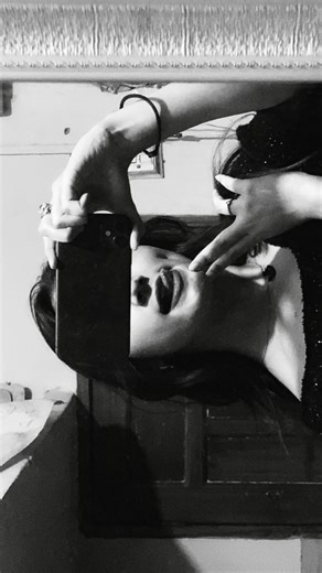 RABLULAZAN 🦋 on Instagram: "Mama Bahir ni jane detien😭😩 Happy wala new year my girls🫣💖 [newyear, newyearmemes, newyearfunnymemes, ne wyear2026,newyearparty,reels,viralreels,#] #newyear #mewyearparty #réel #viralvideos#aazu#aazu #fyp"