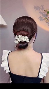 This tutorial shows how to tie a low bun – simple and easy! A quick and easy hairstyle tutorial