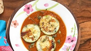 1.2M views · 1.5K shares | Try this special recipe this weekend, the Bharwa Lauki in a nut rich no onion no garlic gravy with an authentic taste of the Nawabi Cuisine. You can have this along with Tandoori roti and a glass of chaas for a wholesome meal. Recipe link - https://www.archanaskitchen.com/bharwa-lauki-recipe-in-no-onion-no-garlic-makhani-gravy | Archana's Kitchen | Facebook