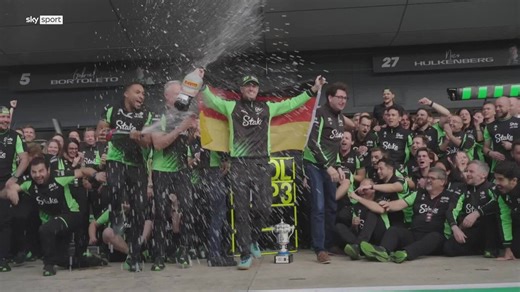 Mit Fahne und Pokal - auch nach dem duschen geht die Hulk-Party weiter