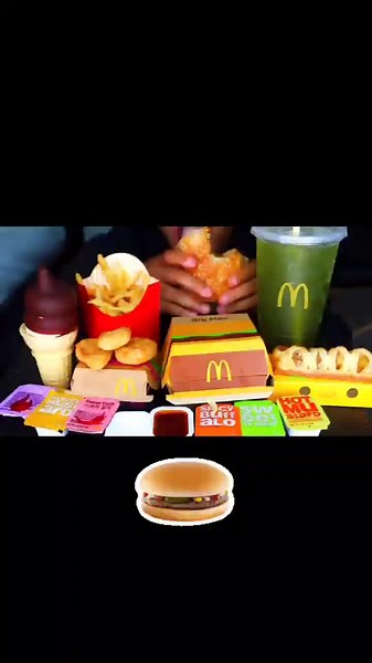 Macdonald burger 🤤😘 #fy #fypシ #eat #viral #food #foryou #ASMR #mukbang #foodtiktok #loveyou #burger #mcdo