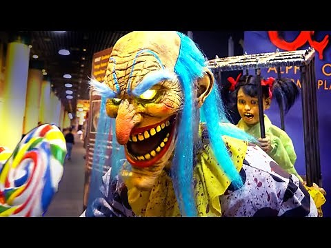 CREEPY CLOWN Animatronic "Mr. Happy" at the Halloween & Party Expo | Morris Costumes