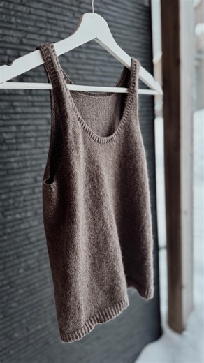 Det er helt umuligt at vise på en skærm hvor blød og lækker sådan en cashmere undertrøje kan være! Måske man kan få fornemmelsen lidt her? Ellers må I jo stole på mit ord ;) Den er strikket i cashmere lace fra @langyarns_nordic (reklame), og nej den er ikke vasket på videoen her fordi jeg simpelthen tog den i brug med det samme 🫣 Tænker klar at strikke nogle flere på et tidspunkt i sommerlige garner også - det kunne være så lækker i ren silke også. Strikkefastheden er 30/10. Dvs du kan bruge la