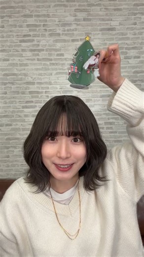 松岡茉優 on Instagram: "・初めてのクリスマスグッズ！ ・クリスマス生配信なにする？ の2本です！🎄"
