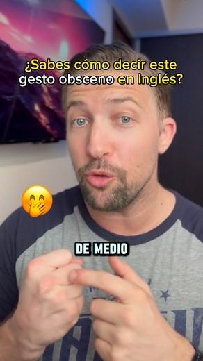 36K views · 1K reactions | Dar el dedo medio se considera grosero porque es un gesto vulgar y ofensivo utilizado típicamente para expresar enojo, desdén o falta de respeto hacia alguien. #ingles #aprendeingles #aprenderingles #learnenglishfast #english | Gringlés Fácil with Connor | Facebook
