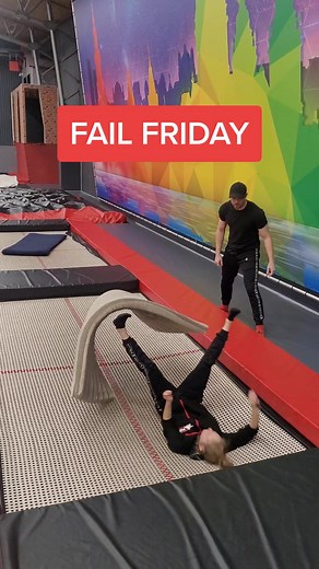 😱 FAIL FRIDAY 😱 Wisten jullie dat er een rits zit aan sommige matjes? 😬😳 Wat denk jij dat wij aan het filmen waren toen dit gebeurde? Laat het ons weten in de comments! #failfriday #fail #outch #trampolinefail #trampolinepark #freestylegymnastic #freestyle #gymnastic #gymnastics #freerunning #parcour #trampoline #turnen #blooper #fy #fyp #foryoupage #futureme #meme #viral #netherlands #makeitawsome #tiktok