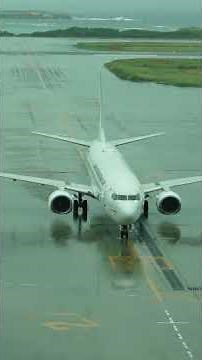 那覇空港 JTA B737-800 タキシングでスポット入り