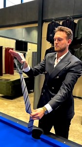 135K views · 1.6K reactions |  Tie Your Tie Like a Pro!  This simple trick will have you tying the perfect knot in seconds. 勞 #hollomen #tiehack #tieguide #menstyle #menswear #lifehack #styletips #howtotieatie #fashionhacks | hollo_men | Facebook