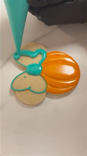 Pumpkin spice and Minnie nice! 🧡🎃🖤 #cookies #halloweencookies #pumpkin #minnie #halloween #spooky