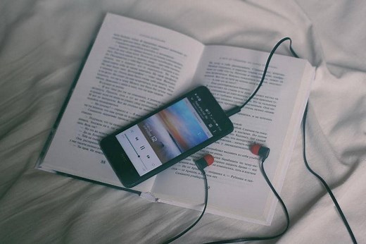 15 Lagu Galau Barat Terbaik yang Wajib Ada di Playlist Kamu