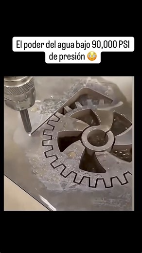 💧 El poder del agua bajo presión 💥 A simple vista, el agua parece inofensiva, pero cuando se presuriza entre 60,000 y 90,000 PSI, se convierte en una herramienta capaz de cortar acero, piedra o incluso titanio. 🌊 Este proceso, conocido como corte por chorro de agua, combina agua con partículas abrasivas microscópicas y puede atravesar materiales de varios centímetros de espesor sin generar calor ni deformación. 🔩 Una demostración perfecta de cómo la física y la ingeniería transforman algo ta