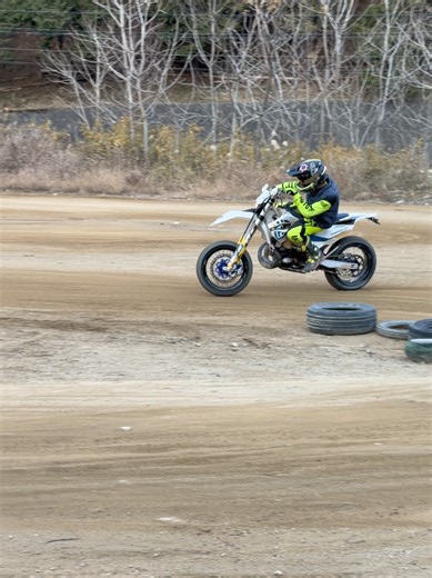 乗り納めてきました🔥モタードはオンロードもオフロードもドコデモ楽しく走れて最高😍 #モタード #supermoto #motard #バイク #ヒカキンボイス