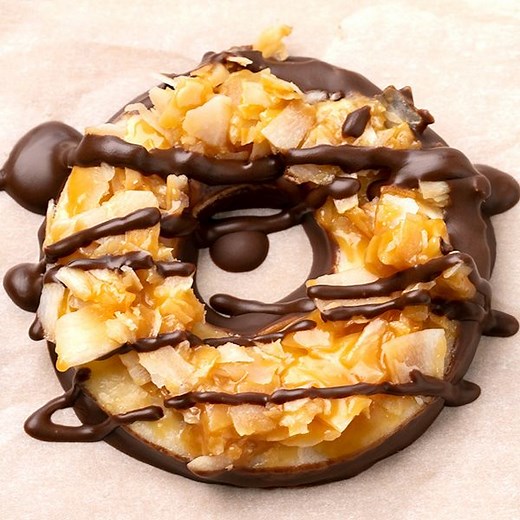 These Homemade Gluten Free Samoas Cookies are the perfect combination of buttery shortbread, soft and rich caramel, toasted coconut, and of course, chocolate. They may make gluten free Girl Scout Cookies, but they don't make these! ↪️ RECIPE: https://glutenfreeonashoestring.com/gluten-free-samoas-girl-scout-cookies/ | Gluten Free on a Shoestring