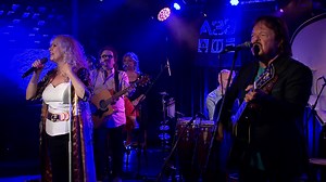 A Neoton Família Sztárjai Hivatalos produkció 2005 óta járja az országot-világot a Neoton Família repertoárját játszva.🎶Az élő, teltházas koncertek, a rengeteg új és régi rajongó újraélesztette a nyolcvanas évek sikereit.👯‍♀️ #Akusztik című műsoronkban, olyan jól ismert slágerek szólalnak meg áthangszerelve mint a Kétszázhúsz felett, a Vándorének, a Holnap Hajnalig vagy a Don Quijote.🎤 LEGENDÁK AKUSZTIK HÉTFŐN 22:40-TŐL AZ #M2PetőfiTv-n! #AzEstédRitmusa | M2 Petőfi TV