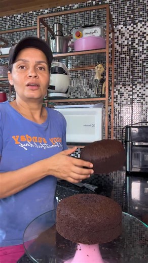 Helia Ribeiro on Instagram: "Digite bolo que eu vou te enviar a receita no direct. Massa de bolo chifon 100% cacau, bem pretinha, extremamente fofinha e com sabor intenso de chocolate. Ideal para bolo de festa, bolos decorados ou qualquer receita que pede uma massa leve e perfeita. 👉 Curta para não perder 💬 Comente se ama chocolate 🔁 Compartilhe com quem faz bolos 📌 Salve para testar depois #massadebolo #chifoncacau #bolodechocolate #bolodefesta #receitasdebolo"