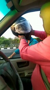 ‘Helmet Man of India’ hands over free helmet to bike rider on Agra-Lucknow Expressway, earns praise online #HelmetMan #ViralVideo #AgraLucknowExpressway #News #TimesNow #TimesNowNews VC: Helmet man of India | TIMES NOW