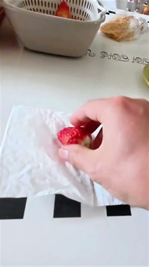 STRAWBERRY MAGIC: How To Eat The Middle And Keep The Shape!