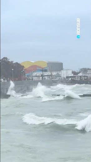 COMENZÓ LA MAREJADA EN #COMODORO 🌊Así se encuentra el paseo costero en el centro de la ciudad.
