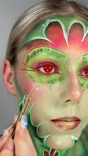 Leah Compton | Makeup Artist on Instagram: "Venus fly trap makeup tutorial 💚 #venusflytrap #editorialmakeup #creativemakeup #makeuptutorial"