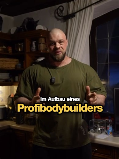So isst ein Profi-Bodybuilder Aufbau. 💪🍽️ Viele denken: Aufbau heißt einfach nur mehr essen. In Wahrheit steckt dahinter eine klare Strategie. In diesem Full Day of Eating zeigt dir unser Profi-Bodybuilder, wie ein kompletter Tag im Aufbau aussieht – mit strukturierten Meals, genug Kalorien und der richtigen Menge Protein für echte Gains. Denn Muskeln entstehen nicht nur im Training… sondern vor allem in der Küche. ➡️ Mehr Performance-Support auf www.peak.de⁠ #gym #bodybuilding #fitness #peakp