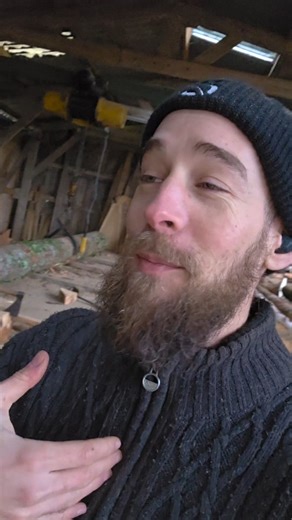 Scierie Quezac on Instagram: "Partie 3 – Les erreurs des entrepreneurs On pense toujours qu’on aura le temps. Qu’une journée suffira. Qu’une semaine sera large. C’est une erreur que j’ai faite. J’ai surestimé mon temps de travail, sous-estimé la réalité du terrain, les imprévus, la fatigue, les aléas du quotidien. Résultat : des délais qui glissent, du retard qui s’accumule, et une pression inutile. Mal gérer son temps, ce n’est pas un manque de motivation. C’est souvent un manque de réalisme et