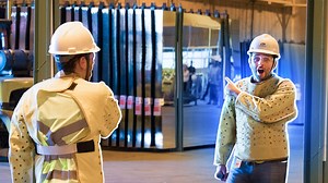 Ele está em praticamente todos os banheiros, hall de apartamento e até em embalagem de batom. O espelho só não passa batido porque é impossível não parar para dar aquela checada no visual, né?! Mas você já parou para pensar como ele é feito? O processo de produção envolve quase toda a tabela periódica! A primeira substância aplicada no vidro é óxido de cério (CeO2) que serve para dar uma "lixadinha"…Depois de uma lavagem, são aplicados cloreto de estanho (SnCl2) e, em seguida, o cloreto de palád