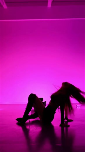 Lisa's dance is so amazing! 💃 After practicing secretly for a long time, I still can't keep up with the rhythm...😭 Don't let your best friend see this video, otherwise she will definitely force me to dance for her! 🙈