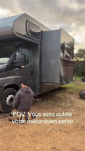 Salut les amis 👋 On continue tout doucement . Démontage des roues ( enfin on essaie de demonter les roues 🤣 ) pour le thermolaquage . Je ne trouve par contre pas les cache moyeu inox et ça me fait bien chier si jamais vous savez où trouver en 17,5 ça serait vraiment cool 👍 | Jef Van Builder