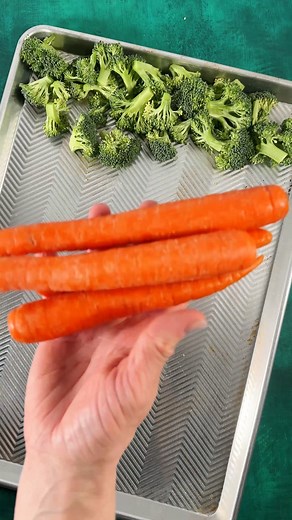 Made with vegetables that span the colors of the rainbow, this roasted vegetable medley is an easy way to cook flavor-packed veggies! 🥦 | Live Eat Learn