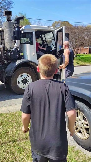 Tuesday mach 31st 2026 mack lr heil python driver Mike my grandsons got to blow the horn