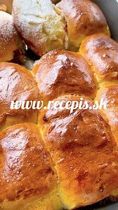 Tie najmäkkšie pečené buchty- Tieto “mliečne”buchty-Milchbrötchen - sú mimoriadne mäkkučké a chutné sa jedia bez plnky. Cesto je tak lahodné, že sa oplatí uložiť.#recept- https://recepis.sk/2025/06/20/mliecne-pecene-buchty/#recepty #buchty #kysnute #sladke #peceni | Recepis.sk