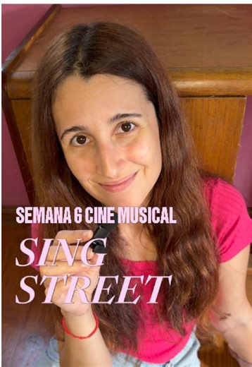 Si de adolescente hubieras podido armar una banda para impresionar a tu crush… ¿lo habrías hecho? 👀🎸 Eso es exactamente lo que pasa en Sing Street, una joyita del cine musical ambientada en la Irlanda de los 80 que mezcla amor adolescente, amistad y música increíble. 📺 Disponible en Movistar TV (Argentina). Contame: ¿hiciste alguna locura por amor en la adolescencia? 👇 #singstreet #musicales #teatromusical #cine