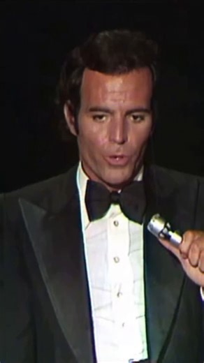 La vida sigue igual… Así suena un himno a la vida, la canción más importante en la carrera de Julio Iglesias. Siempre hay por qué vivir, por qué luchar. Siempre hay por quién sufrir y a quién amar. Fragmento de RTVE Play . . . . . #julioiglesias #españa #vida #amigos #amor #verdades #canciones #música #cantante #himno #parati #viral | Julio Iglesias Universal