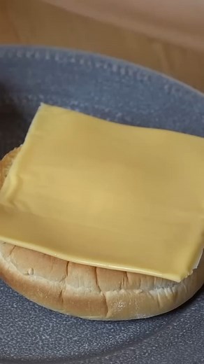 A Real Cheeseburger #cheeseburger #burgerking #cheese #burger #food | Emmymade