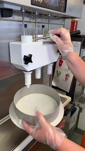 How to Make a Dairy Queen Ice Cream Cake