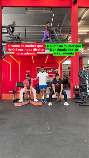 Léo Sousa - Personal Trainer Online on Instagram: "Muitas mulheres não desenvolvem os glúteos por esse motivo… 🤡 Usam a primeira forma, que tem baixa eficiência para os glúteos, utilizando o step sem necessidade real. ✅ Já as mulheres que treinam da segunda forma aumentam muito mais a ativação dos glúteos e conseguem moldar um bumbum mais bonito e definido, entendendo que não é obrigatório usar o step para ter resultado. Siga 👉🏽 @leo.sous para aprender a treinar do jeito certo e conquistar gl