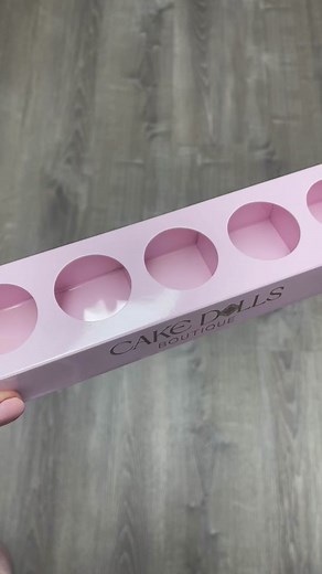 How adorable are our macaron boxes?! OBSESSED! 😍😍😍 #bakerypackaging #bakerypacking #backerypackageideas #cakebox #cakeboxideas #cakebusiness #cakebusinesstips #cakebusinessowner #cakebusinessideas #cakebusinessadvice #homecakebusiness #smallbusinessgoals #brandingtips #brandinggoals #goldlogo #dessertpackaging #cakeartist #cakeboxes #cakeboxeswithwindow #pinkbakeryboxes #pinkbakerypackaging