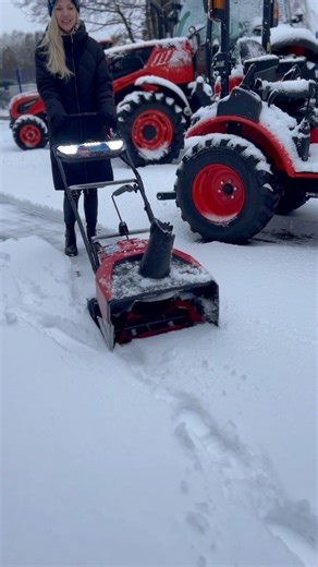 189K views · 671 reactions | Kad pagalmā uzsnidzis vairāk nekā gribētos, Toro parāda, ko spēj!Droši, jaudīgi un uzticami sniega pūtēji ziemas darbiem. ❄️ Ideāli privātmājām, saimniecībām un uzņēmumiem. #snowblower #snow #torolatvia | Toro Latvija | Facebook